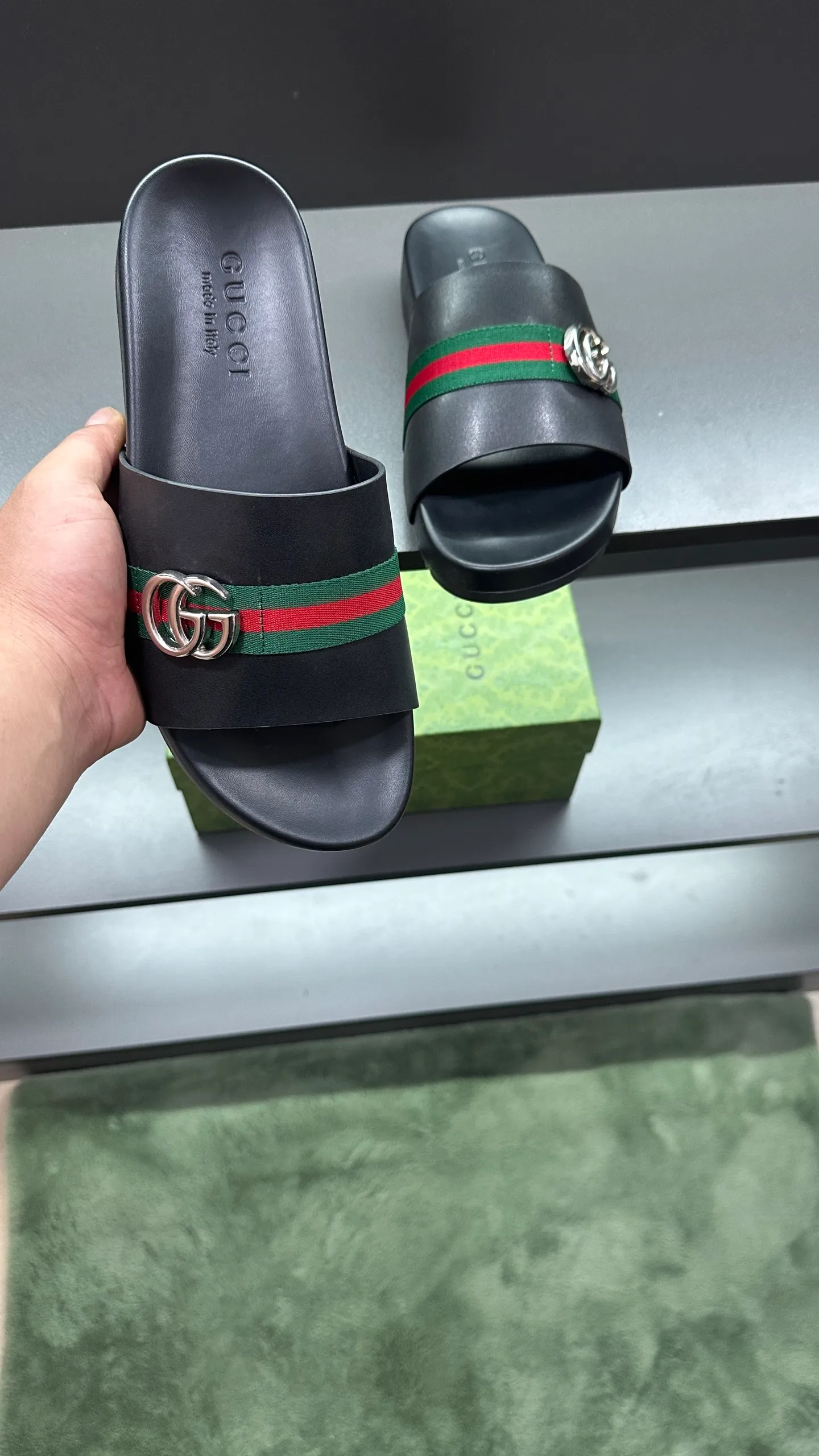 P320 [G Home New Style] Men's sizes 39 to 45, (46. Customized) This slipper is made of GG polyester fiber and is decorated with a Gucci label on the front, adding a striking logo feel to the style. "Gucci Made in Italy" stamped label Rubber sole Flat Made in Italy No. 058
